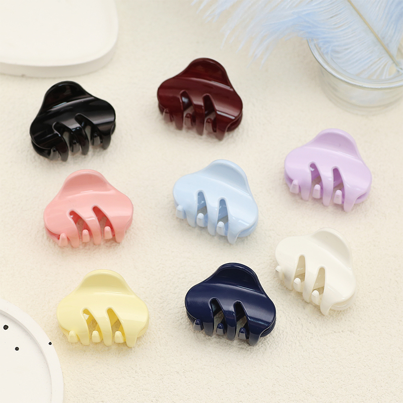 Pinza de plástico para el cabello con dientes inclinados e inyección