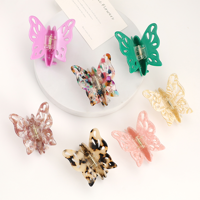 Pinza para el cabello con acetato y alas de mariposa grandes