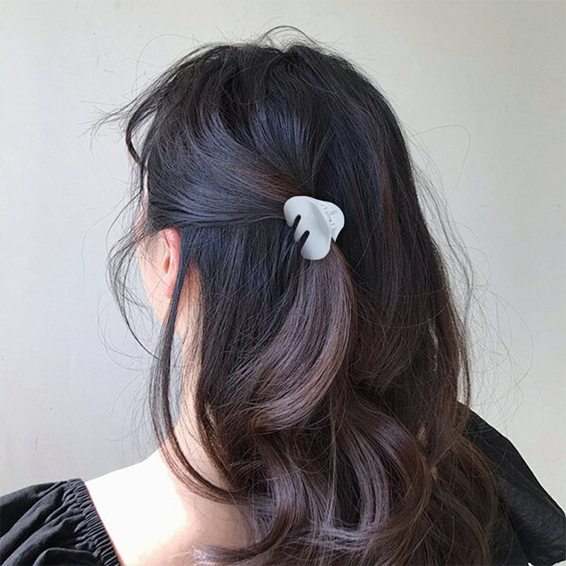 Pinza de plástico para el cabello con dientes inclinados e inyección